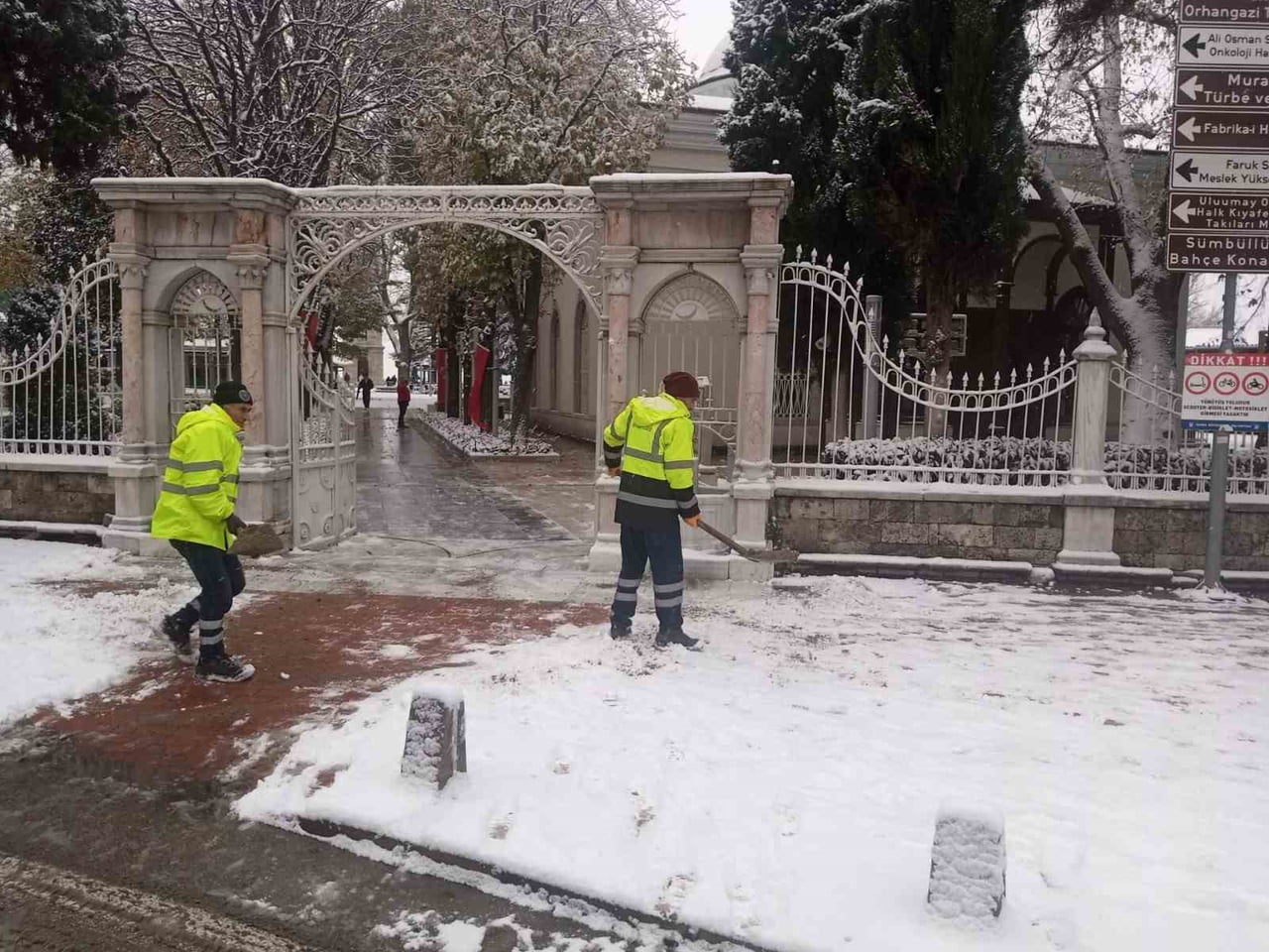 BURSA BÜYÜKŞEHİR BELEDİYESİ, KAR YAĞIŞI VE ŞİDDETLİ LODOSUN YOL AÇTIĞI OLUMSUZLUKLARA HIZLI VE...