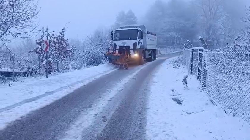 BURSA BÜYÜKŞEHİR BELEDİYESİ, KENTİN FARKLI NOKTALARINDA ETKİLİ OLAN KAR YAĞIŞI SEBEBİYLE KAPANAN...
