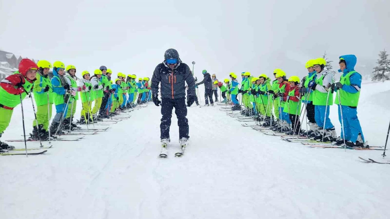 BURSA BÜYÜKŞEHİR BELEDİYESİ’NİN DÜZENLEDİĞİ ‘KAYAK PROJESİ’ KAPSAMINDA ULUDAĞ İLE İLK KEZ TANIŞAN...