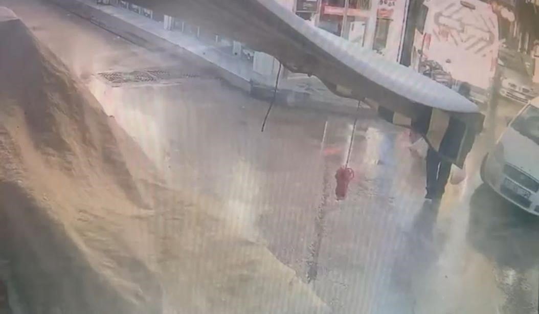 BURSA’DA ALIŞVERİŞ YAPTIKTAN SONRA YOLUN KARŞINA GEÇMEK İSTEYEN YAŞLI ADAM, OTOMOBİLİN ÇARPMASIYLA...