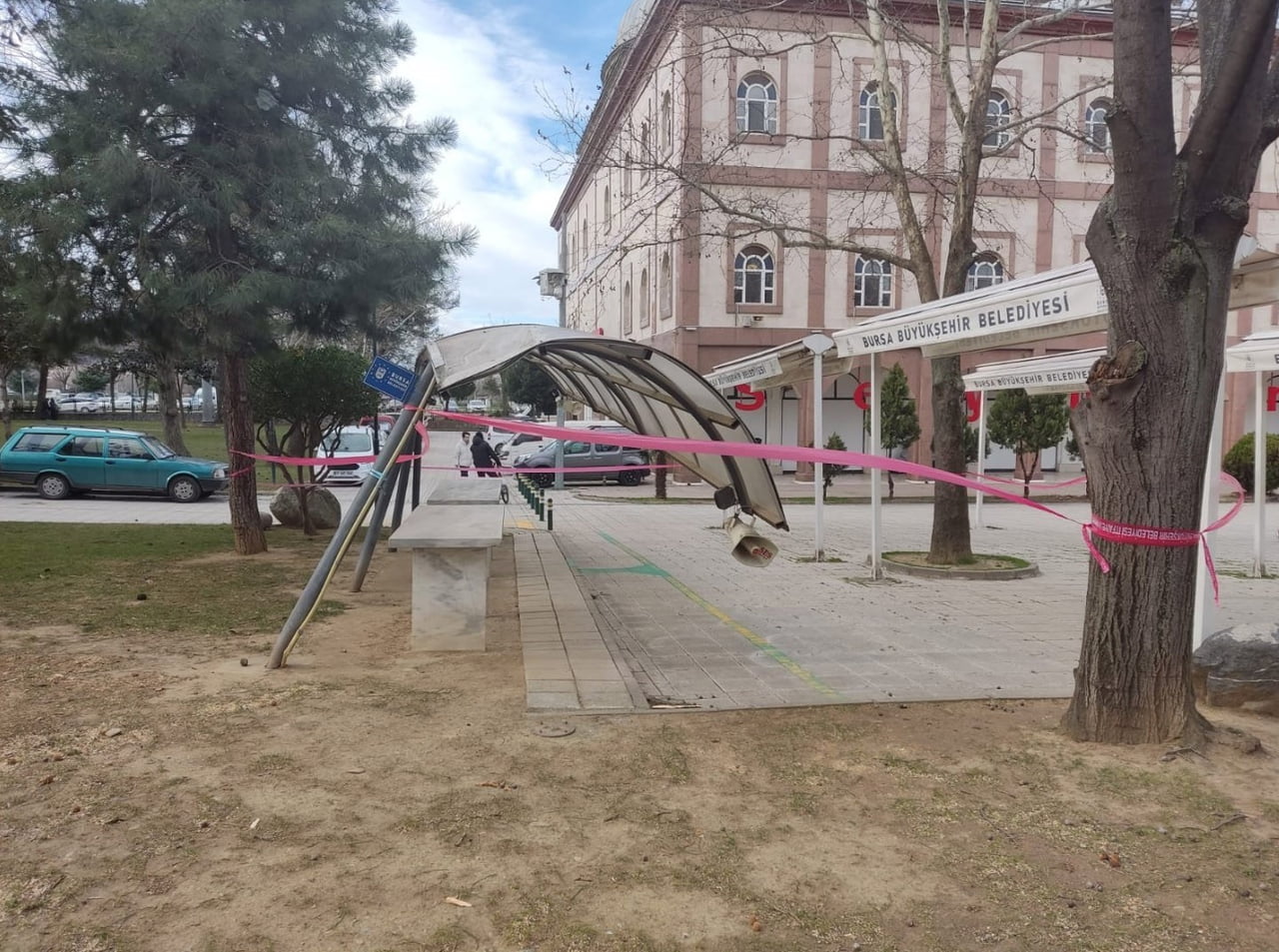 BURSA’DA ETKİLİ OLAN ŞİDDETLİ RÜZGÂR NEDENİYLE BİRÇOK OLUMSUZ OLAY MEYDANA GELİRKEN, BURSA...