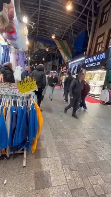 BURSA’DA ETKİLİ OLAN ŞİDDETLİ RÜZGAR, TARİHİ KAPALI ÇARŞI’DAKİ İŞ YERLERİNİN ÇATILARINI UÇURDU....