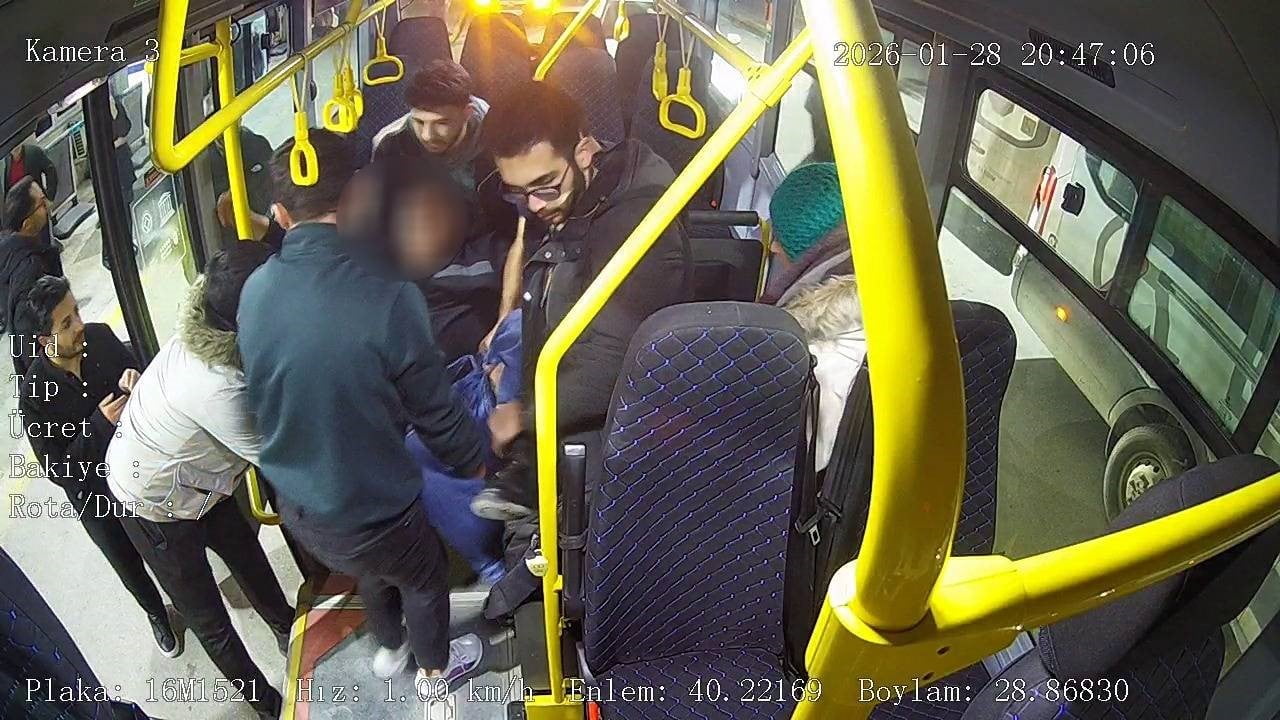 BURSA’DA HALK OTOBÜSÜ ADETA AMBULANSA DÖNÜŞTÜ: KALP KRİZİ GEÇİREN YOLCU HAYATA TUTUNDU