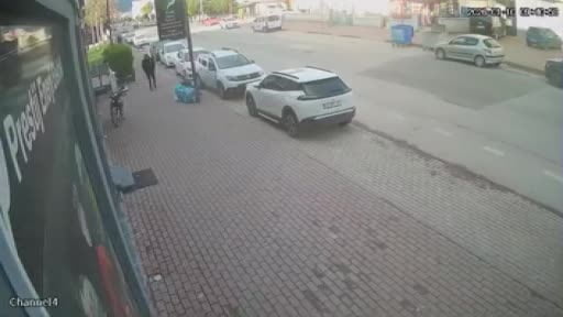 Bursa’da lodos alarmı: Düşen tabeladan son anda böyle kaçtı