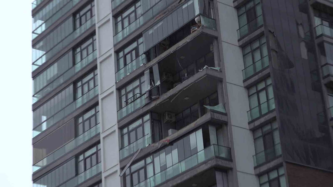 BURSA’DA LODOS, BİR SİTENİN 5 DAİRESİNİN CAM BALKONLARI YERİNDEN SÖKÜLDÜ.