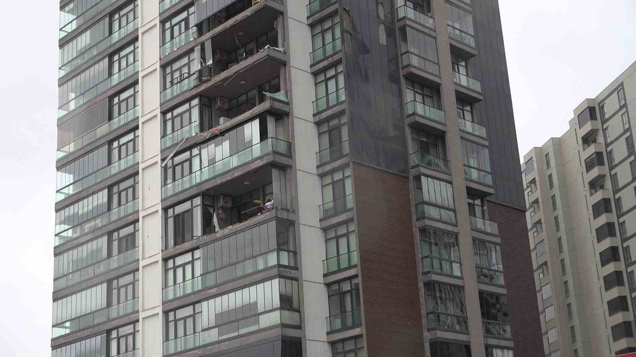 BURSA’DA LODOS, BİR SİTENİN 5 DAİRESİNİN CAM BALKONLARI YERİNDEN SÖKÜLDÜ.