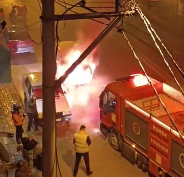 BURSA’DA SEYİR HALİNDEKİ OTOMOBİL KÜLE DÖNDÜ