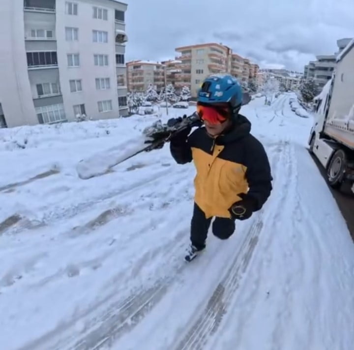 BURSA’DA YOĞUN KAR YAĞIŞI SONRASI BİR VATANDAŞ, İŞE KAYAK YAPARAK GİTTİĞİ ANLARI...