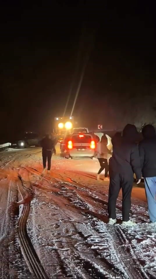 BURSA’NIN İNEGÖL İLÇESİNDE BUGÜN ARALIKLARLA DEVAM EDENKARYAĞIŞI NEDENİYLEOYLATKAPLICALARI YOLU...