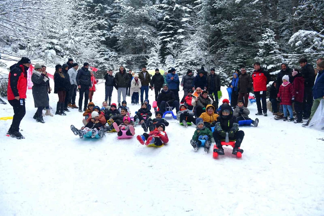 BURSA’NIN KESTEL İLÇESİNDE, YARIYIL TATİLİNE GİREN ÇOCUKLAR İÇİN BU YIL İLK KEZ ALAÇAM KAR...