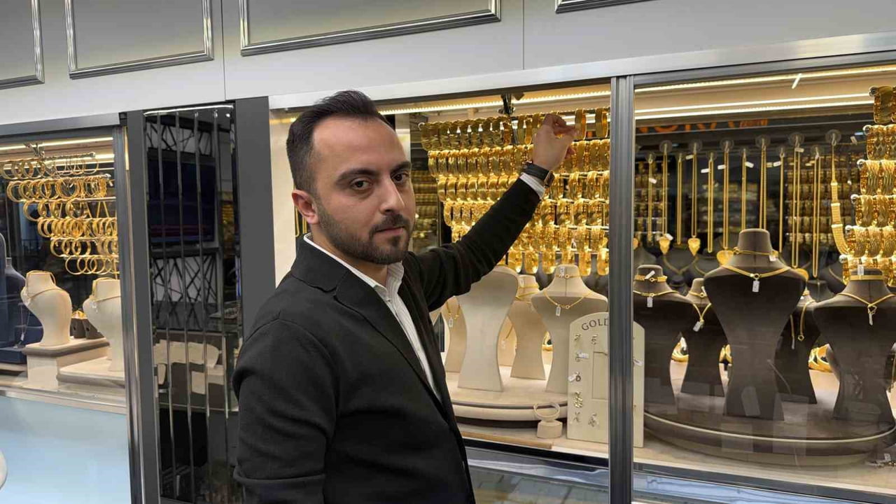 BURSA’NIN YILDIRIM İLÇESİ ERİKLİ MAHALLESİ’NDE YAKLAŞIK 20 YILDIR KUYUMCULUK YAPAN EMİR YASİN...