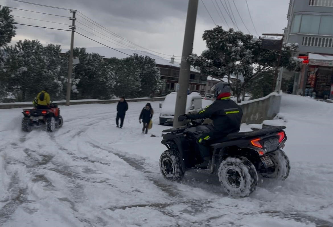 BURSA YENİ YILA VE GÜNE KARLA UYANDI