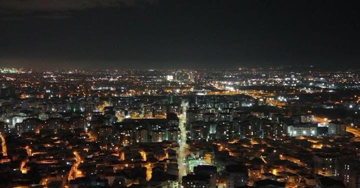 BURSALILAR, YENİ YILI HAVAİ FİŞEKLERLE KARŞILADI. TAKVİMLER 1 OCAK'I GÖSTERDİĞİNDE ŞEHRİN BİRÇOK...