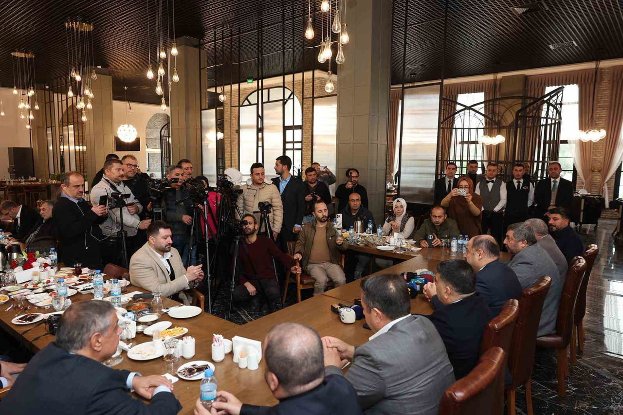 BÜYÜKŞEHİR BELEDİYE BAŞKANI GÜLPINAR, GAZETECİLERLE BULUŞTU