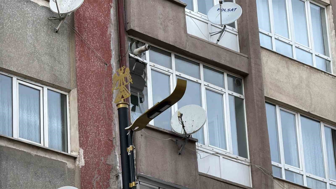 CADDE ÜZERİNDE BULUNAN 5 KATLI BİR APARTMANIN 3’ÜNCÜ KATINDAKİ DAİREDE KOMBİ PATLADI.