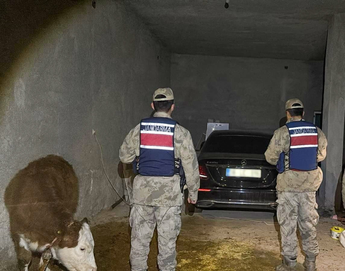 ÇALINTI OTOMOBİL AHIRDA BULUNDU