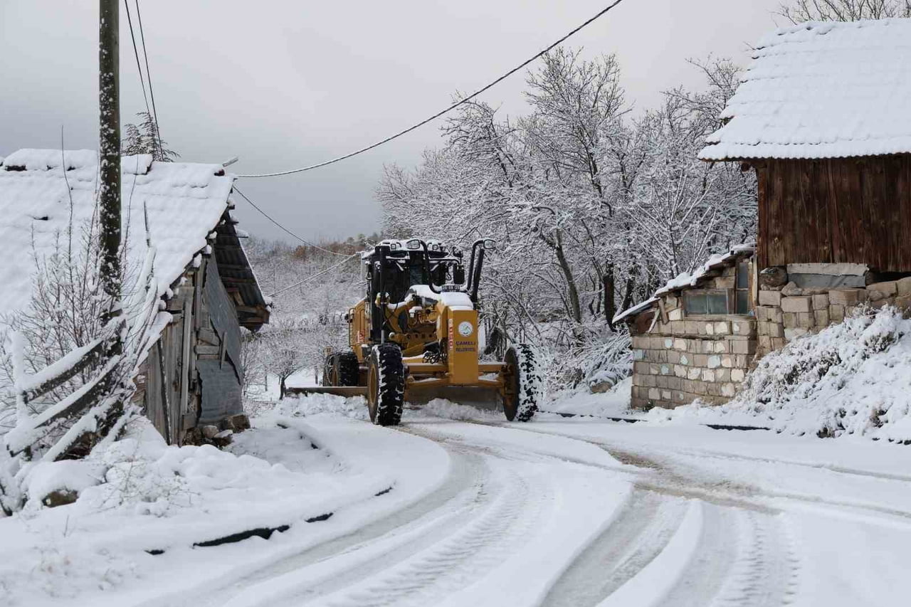 ÇAMELİ BELEDİYESİ İLÇEDE GECE SAATLERİNDE BAŞLAYAN KAR YAĞIŞI NEDENİYLE OLUMSUZLUK YAŞANMAMASI...