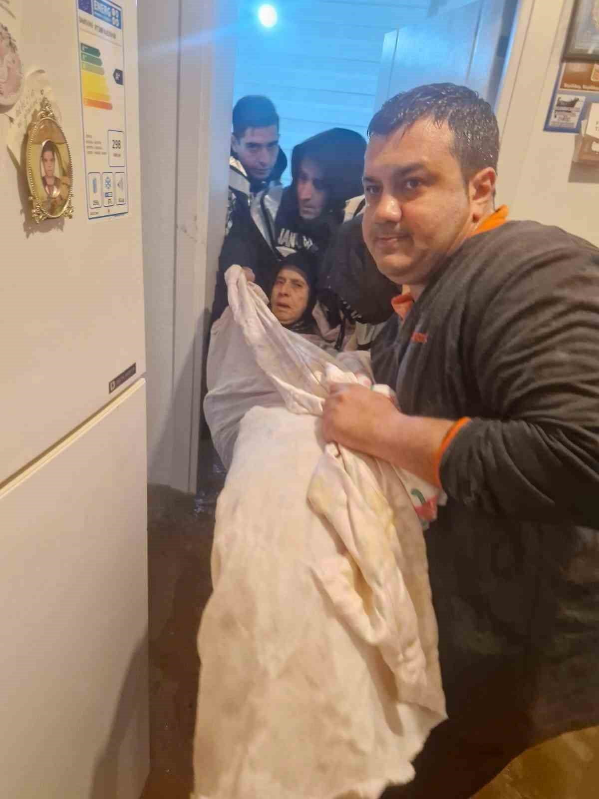 ÇAMYUVA MAHALLESİNDE İSE 2 YATALAK KADIN, 1 BEBEK, 4 ÇOCUK VE 5 YAŞLI ERKEK  OLMAK ÜZERE TOPLAM 12...