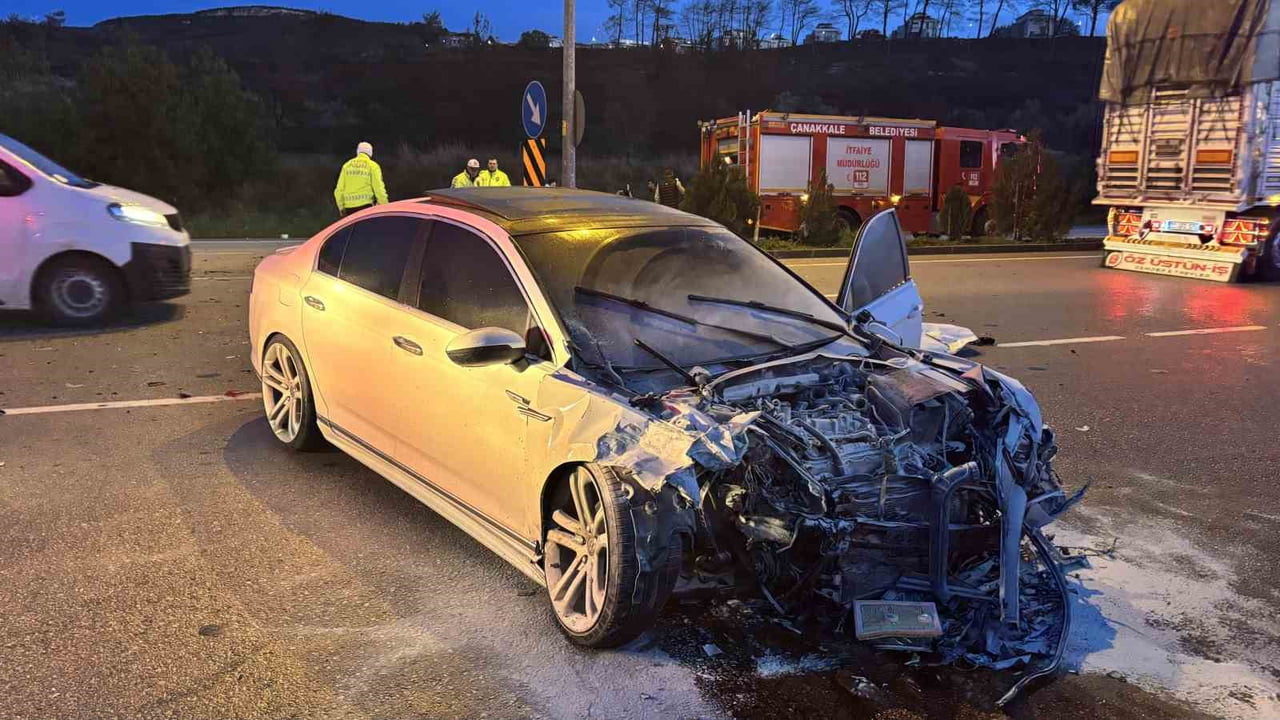 ÇANAKKALE'DE 2 OTOMOBİLİN ÇARPIŞTIĞI KAZADA 5 KİŞİ YARALANDI.