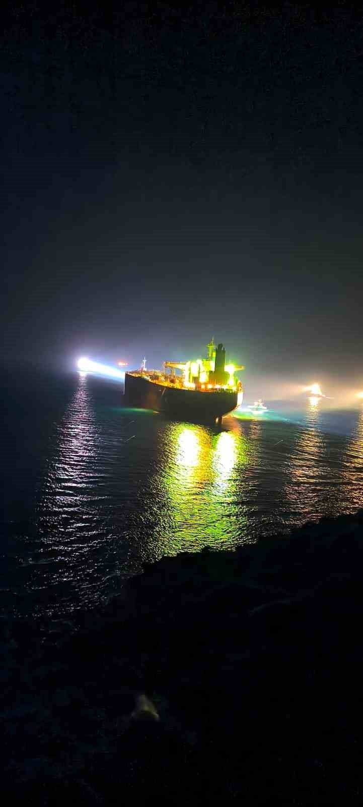 ÇANAKKALE'NİN BOZCAADA İLÇESİ AÇIKLARINDA LODOS FIRTINASI NEDENİYLE KARAYA OTURAN BOŞ HAM PETROL...