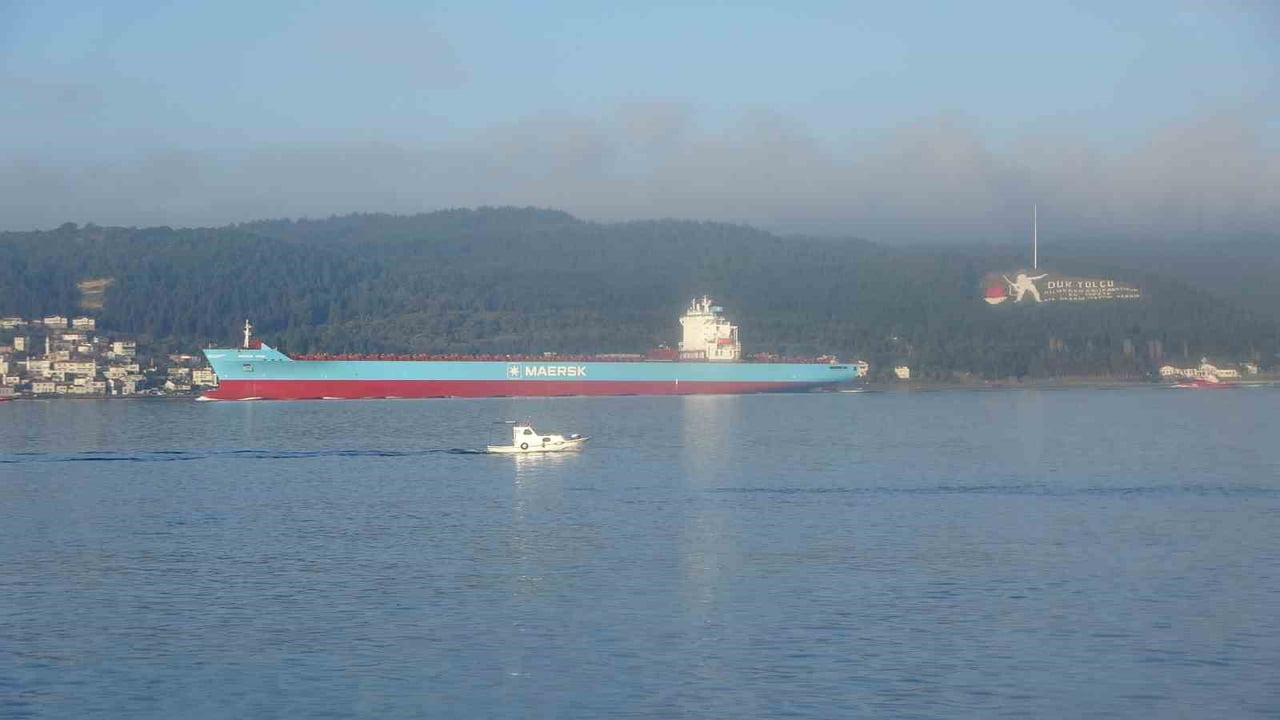 ÇANAKKALE BOĞAZI'NDAN GEÇEN 229 METRE UZUNLUĞUNDA ‘MAERSK UTAH' KONTEYNER GEMİSİ MAKİNE ARIZASI...