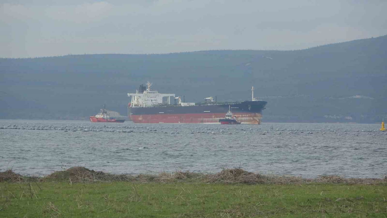 ÇANAKKALE BOĞAZI'NDAN GEÇEN 274 METRE BOYUNDAKİ 'BOSTON BEACON' İSİMLİ TANKER JENERATÖR ARIZASI...