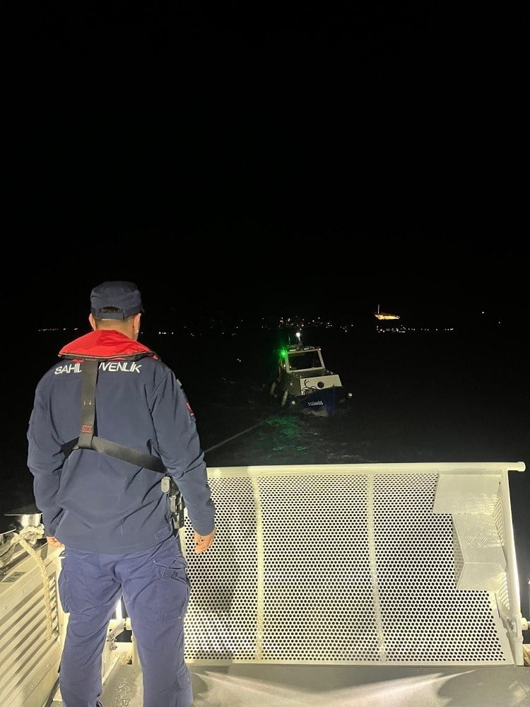 ÇANAKKALE BOĞAZI’NDA İÇİNDE 3 KİŞİNİN BULUNDUĞU MOTOR ARIZASI YAPAN ÖZEL TEKNE SAHİL GÜVENLİK...