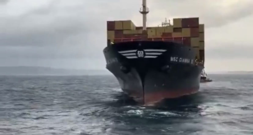 ÇANAKKALE BOĞAZI’NDAN GEÇEN 201 METRE UZUNLUĞUNDA ‘MSC GIANNA III’ MAKİNE ARIZASI YAPTI. GEMİ...