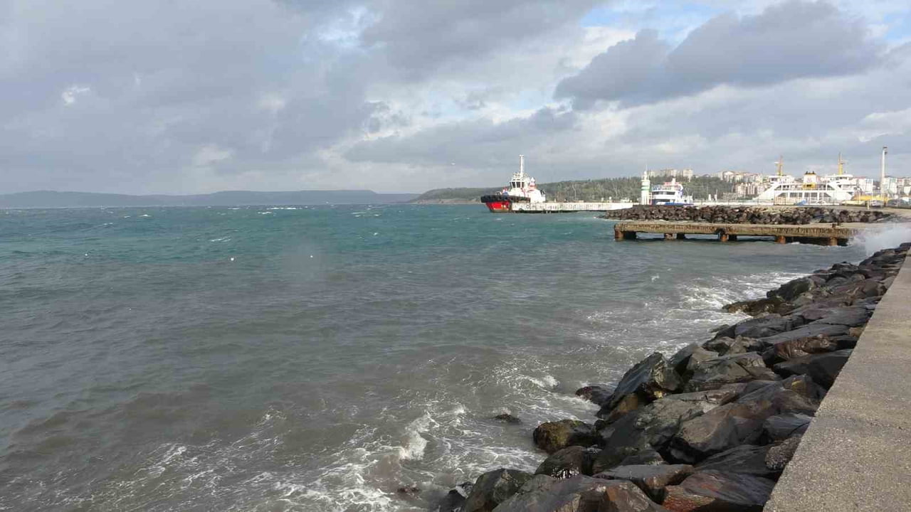 ÇANAKKALE BOĞAZINDA ETKİLİ OLAN LODOS FIRTINASI NEDENİYLE GEMİ TRAFİĞİ SAAT 12.20 İTİBARİYLE ÇİFT...