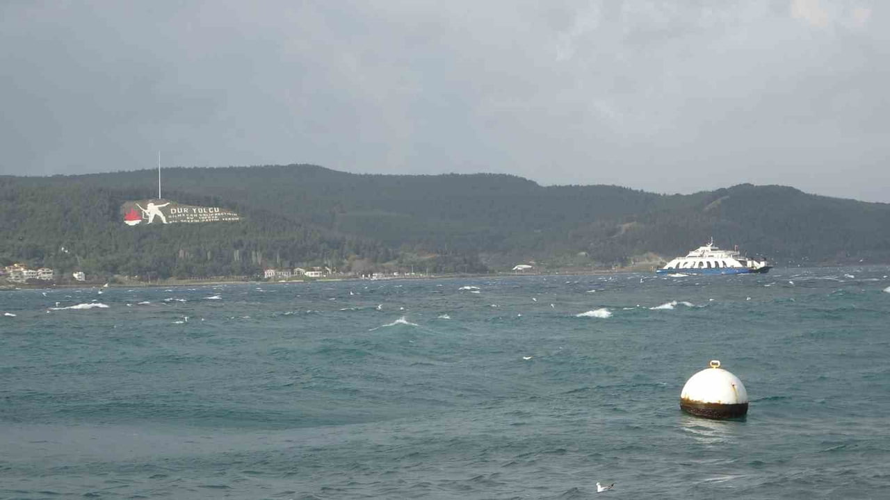 ÇANAKKALE BOĞAZINDA ETKİLİ OLAN LODOS FIRTINASI NEDENİYLE GEMİ TRAFİĞİ SAAT 12.20 İTİBARİYLE ÇİFT...