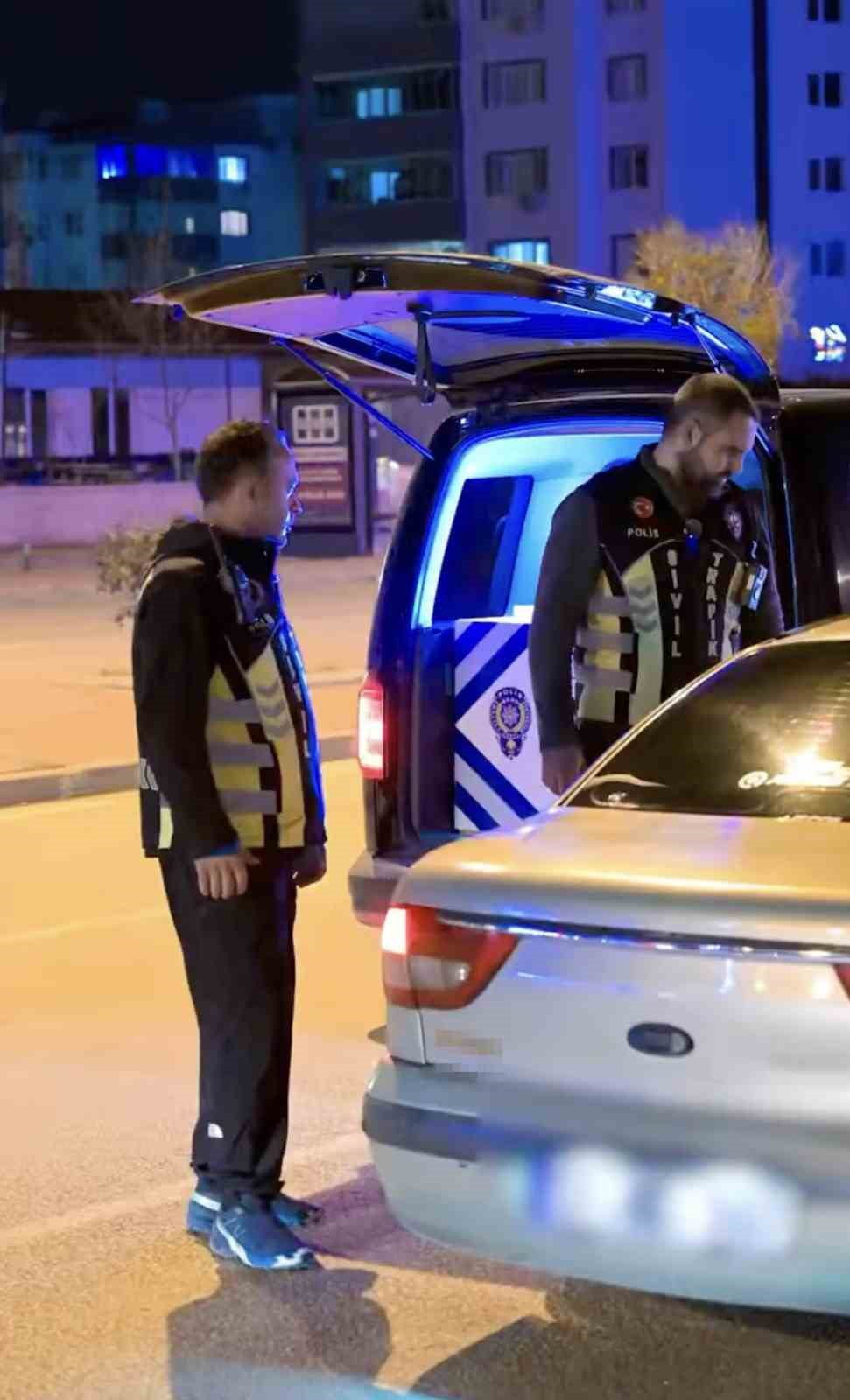 ÇANAKKALE’DE EMNİYET EKİPLERİNCE GERÇEKLEŞTİRİLEN DENETİMLERDE 40 ARAÇ TRAFİKTEN MEN...