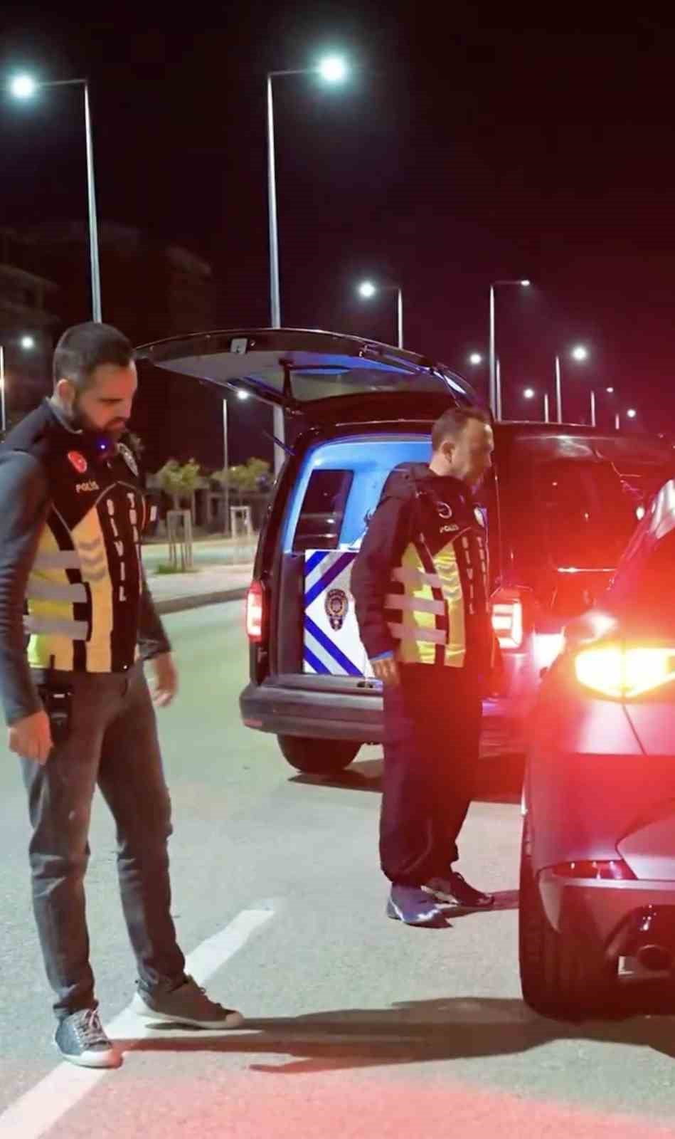 ÇANAKKALE’DE EMNİYET EKİPLERİNCE GERÇEKLEŞTİRİLEN DENETİMLERDE 40 ARAÇ TRAFİKTEN MEN...