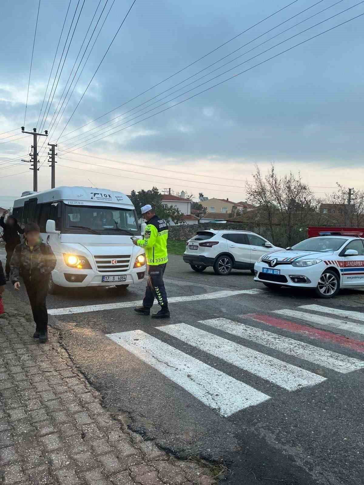 ÇANAKKALE’DE JANDARMA EKİPLERİNCE OKUL SERVİS ARAÇLARI VE SÜRÜCÜLERİ DENETLENDİ.