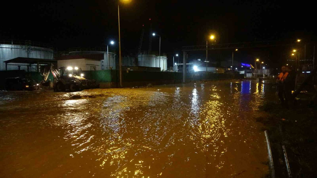 ÇANAKKALE’DE SAĞANAK YAĞIŞ NEDENİYLE TAŞAN KEPEZ ÇAYI’NDA MAHSUR KALAN ARAÇ KURTARILDI.