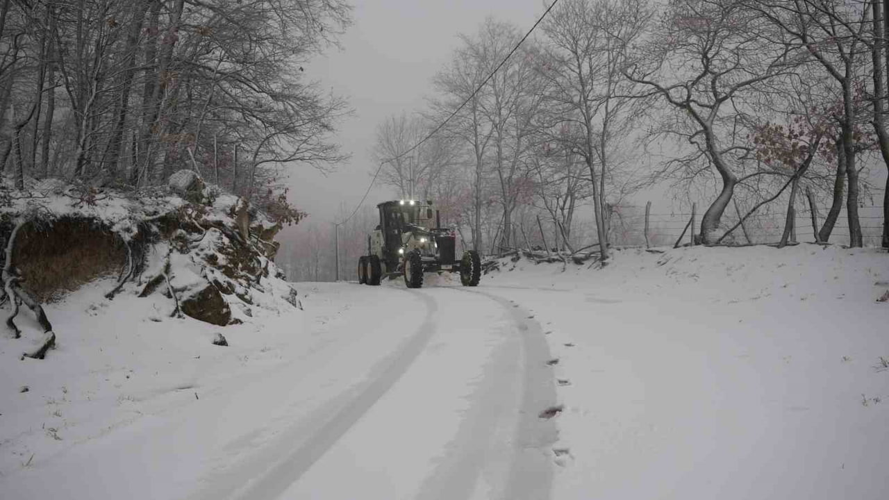 ÇANAKKALE’NİN BİGA İLÇESİNDE KARLA KAPLANAN 2 KÖY YOLU İÇİN KAYMAKAMLIK TARAFINDAN YOLLARI AÇMA VE...