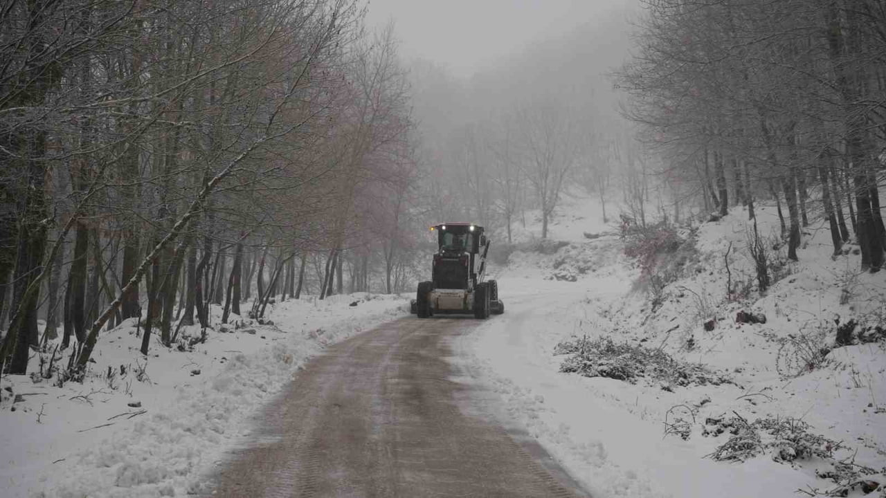 ÇANAKKALE’NİN BİGA İLÇESİNDE KARLA KAPLANAN 2 KÖY YOLU İÇİN KAYMAKAMLIK TARAFINDAN YOLLARI AÇMA VE...