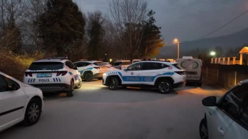 Çarşı ve mahalle bekçisi otomobilinde silahla vurulmuş halde bulundu