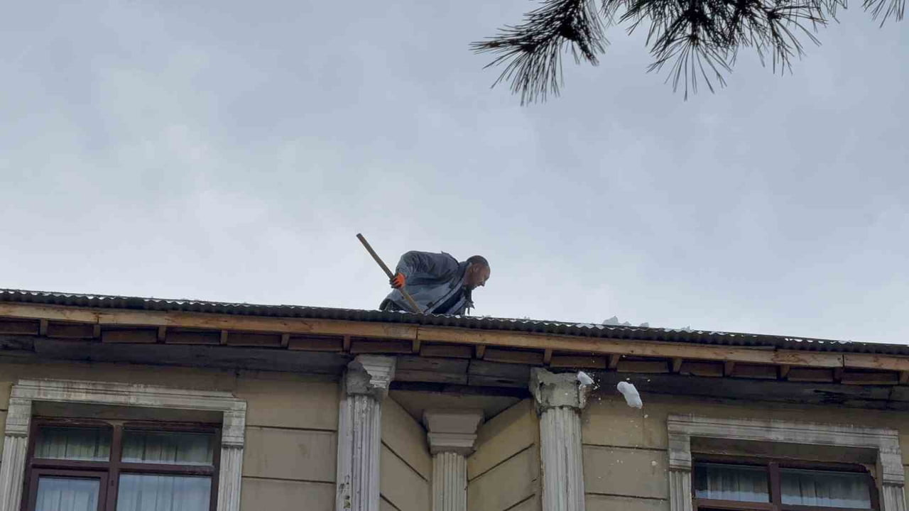 ÇATILAR BÖYLE TEMİZLENİYOR