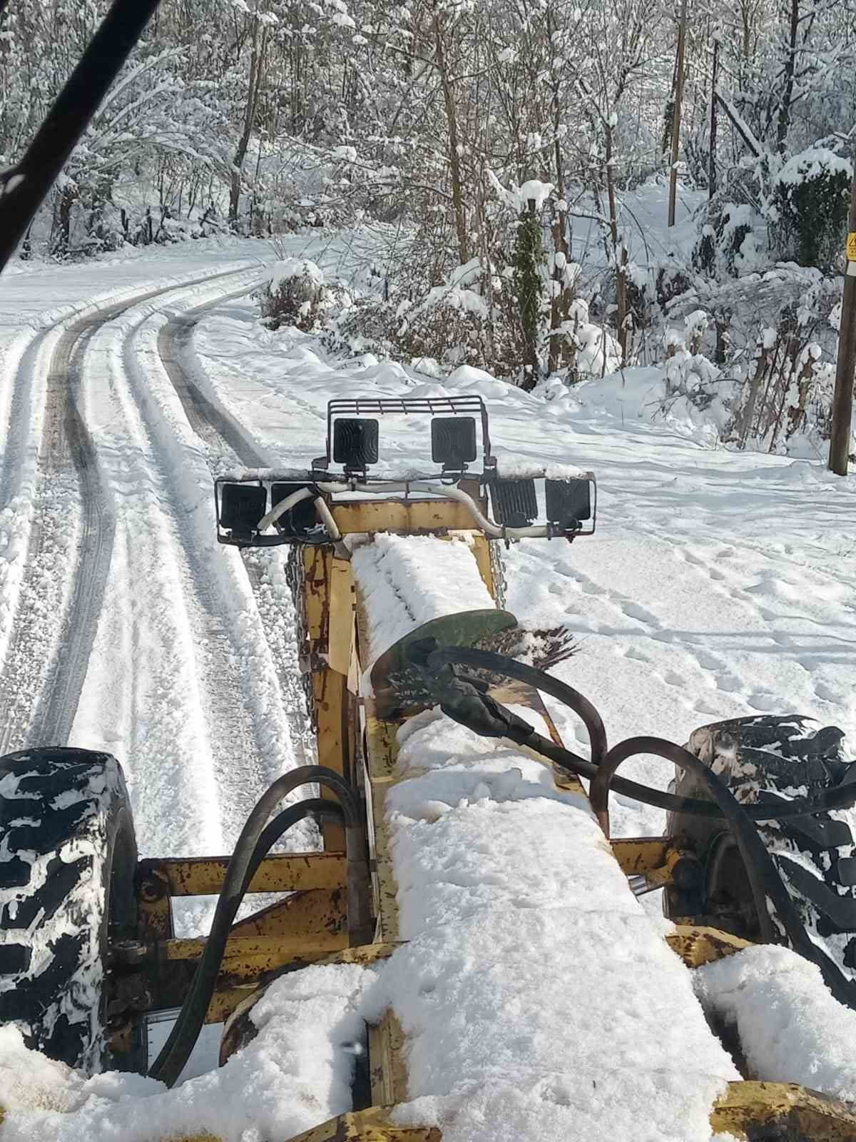 ÇAYCUMA'DA KARLA MÜCADELE ÇALIŞMALARI SÜRÜYOR