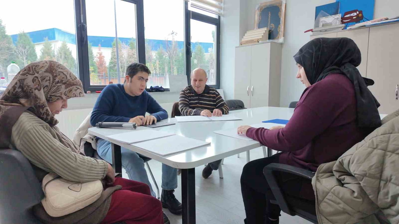 ÇAYIROVA BELEDİYESİ FATMA ÇELİK ENGELLİLER MERKEZİ'NDE, GÖRME ENGELLİ BİREYLERE YÖNELİK KUR'AN-I...