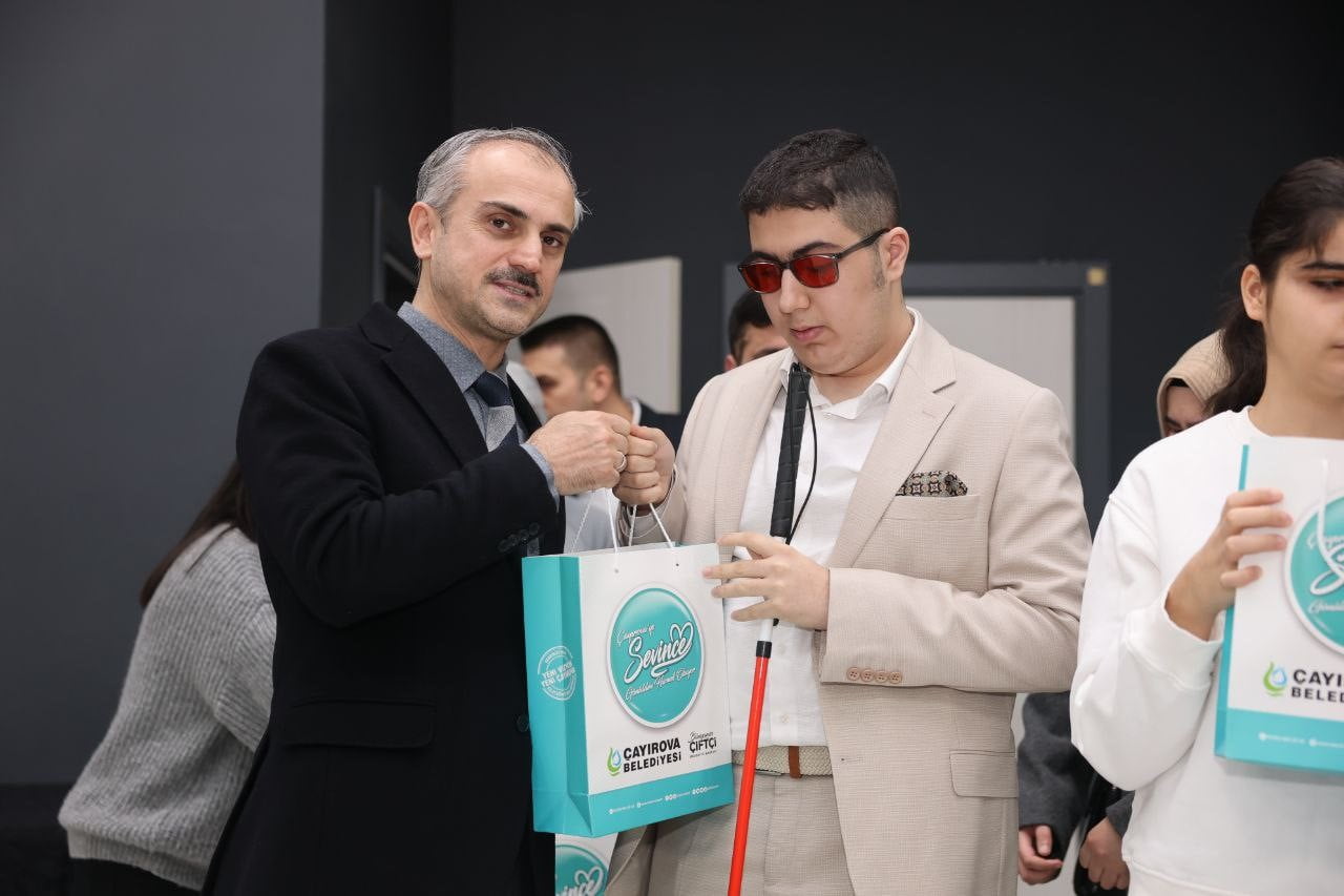 ÇAYIROVA BELEDİYESİ TARAFINDAN BEYAZ BASTON GÖRME ENGELLİLER HAFTASI DOLAYISIYLA PROGRAM...