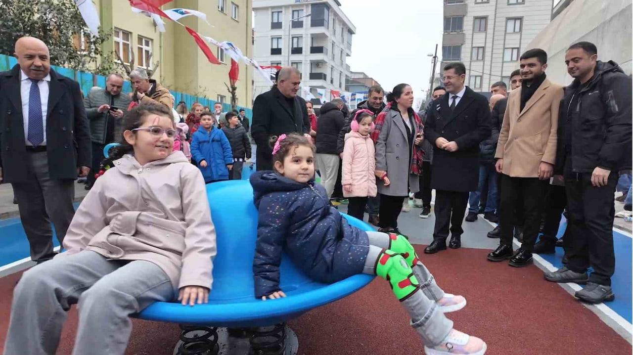 ÇEKMEKÖY BELEDİYESİ, ÇOCUKLARIN GÜVENLE OYNAYIP EĞLENİRKEN ÖĞRENEBİLECEĞİ ÖRNEK BİR PROJEYİ DAHA...