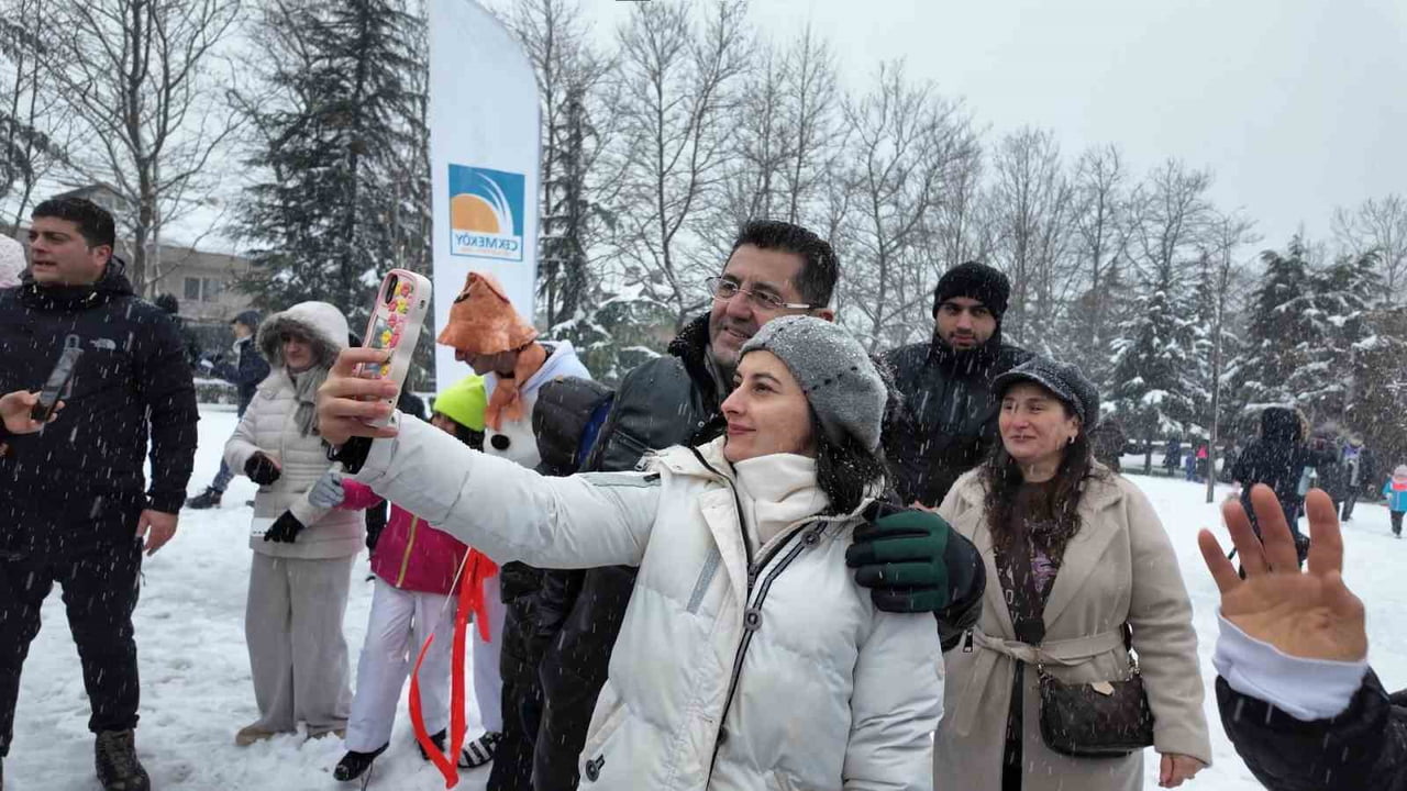 ÇEKMEKÖY BELEDİYESİ TARAFINDAN DÜZENLENEN KAR ŞENLİĞİNDE, GENÇ YAŞLI YÜZLERCE VATANDAŞ KARIN...