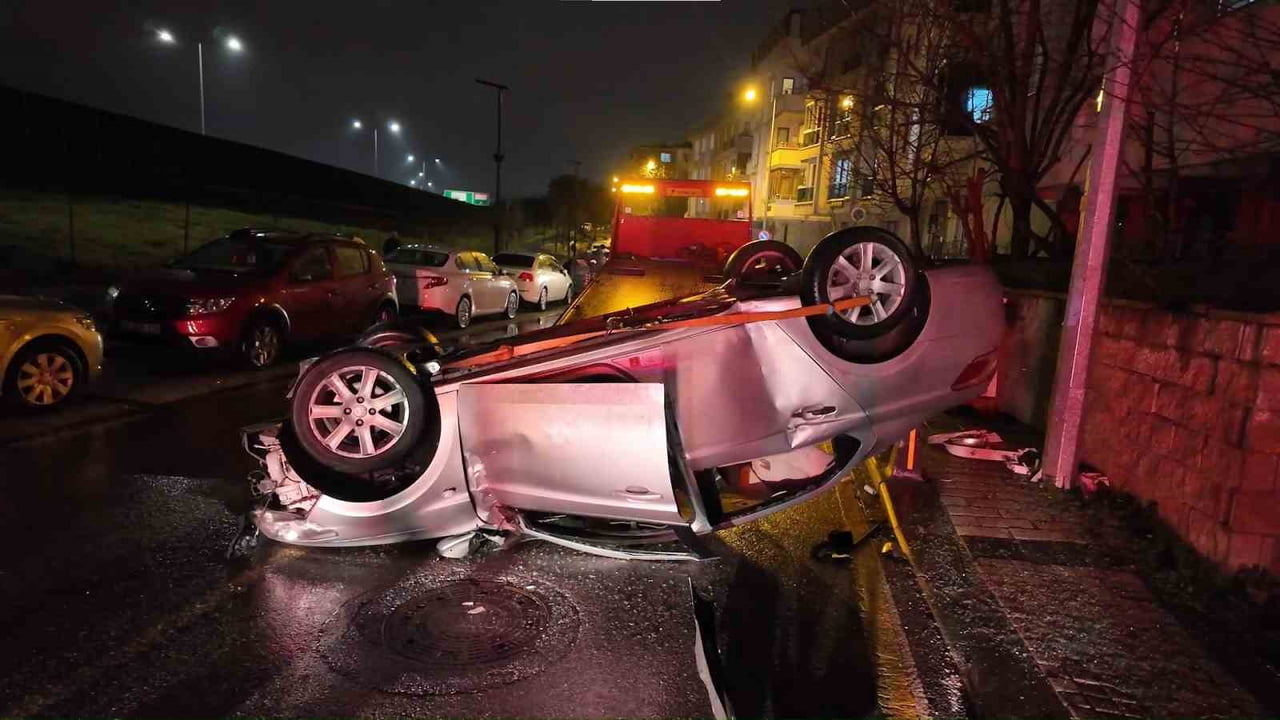 ÇEKMEKÖY ÇAMLIK MAHALLESİ’NDE KONTROLDEN ÇIKAN OTOMOBİLİN TAKLA ATARAK ELEKTRİK DİREĞİNE ÇARPMASI...