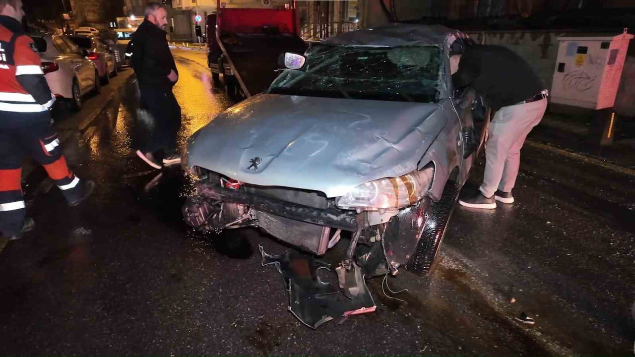 ÇEKMEKÖY ÇAMLIK MAHALLESİ’NDE KONTROLDEN ÇIKAN OTOMOBİLİN TAKLA ATARAK ELEKTRİK DİREĞİNE ÇARPMASI...