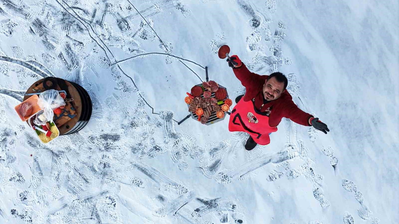 ÇEKTİĞİ VİDEOLAR İLE SOSYAL MEDYADA ADINDAN SÖZ ETTİREN TOSTÇU RAŞİT YILDIRIM, SİVAS’TA ETKİLİ...