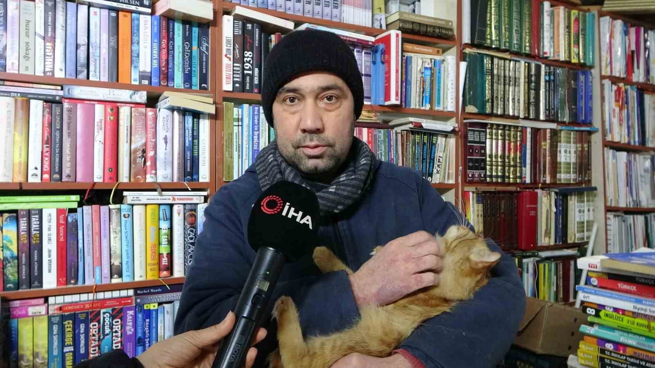 CİHAN DEDE, "DÜKKANIMIZ VARKEN KEDİLERE ÜST KATTA BAKIYORDUK. ŞİMDİ KONTEYNERDEYİZ. HAYVANLARA...