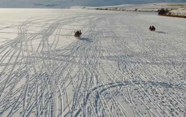 ÇILDIR GÖLÜ'NDE ATLI KIZAK HEYECANI BAŞLADI. (OLGUN YILDIZ/ARDAHAN-İHA)