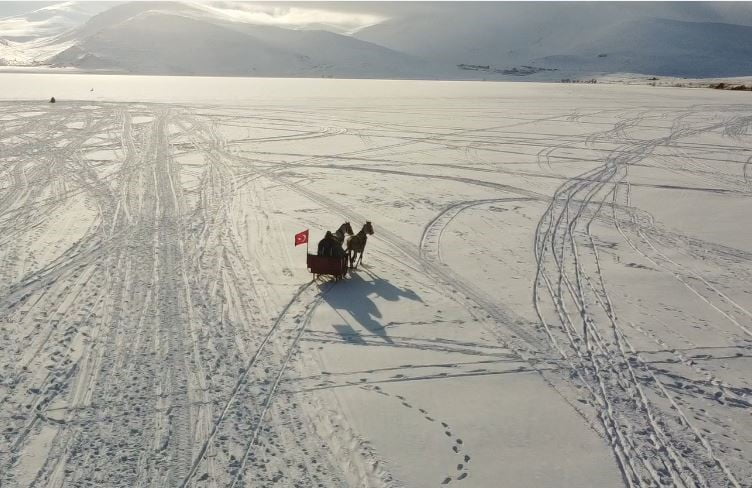 ÇILDIR GÖLÜ'NDE ATLI KIZAK HEYECANI BAŞLADI. (OLGUN YILDIZ/ARDAHAN-İHA)
