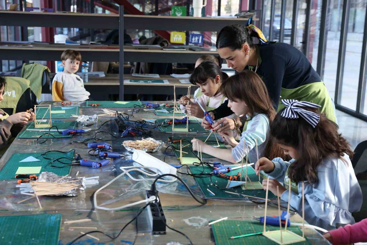 ÇOCUKLARIN YOĞUN İLGİ GÖSTERDİĞİ ATÖLYELER, 30 OCAK'A KADAR DEVAM EDECEK.
